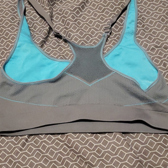 Reversible sports bra - Picture 2 of 4